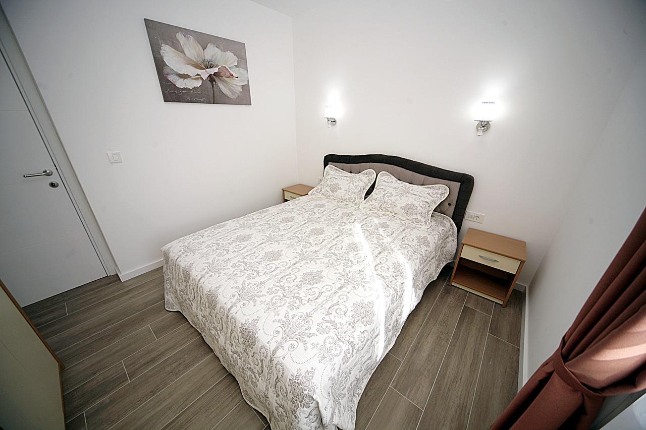 Sea Star Apartment Dobra Voda Dış mekan fotoğraf